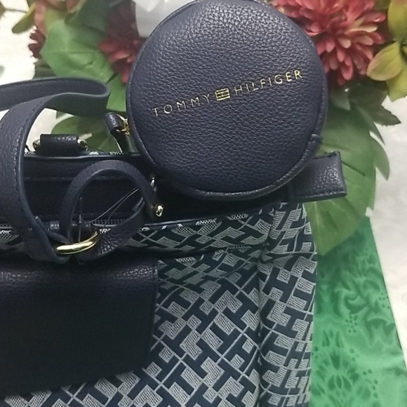 Tommy Hilfiger Tote - Picture 4 of 8